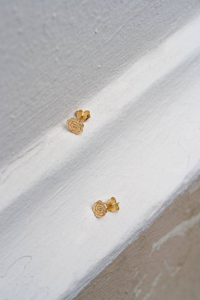 JUKSEREI ROSE EAR STUDS Räumungsverkauf
