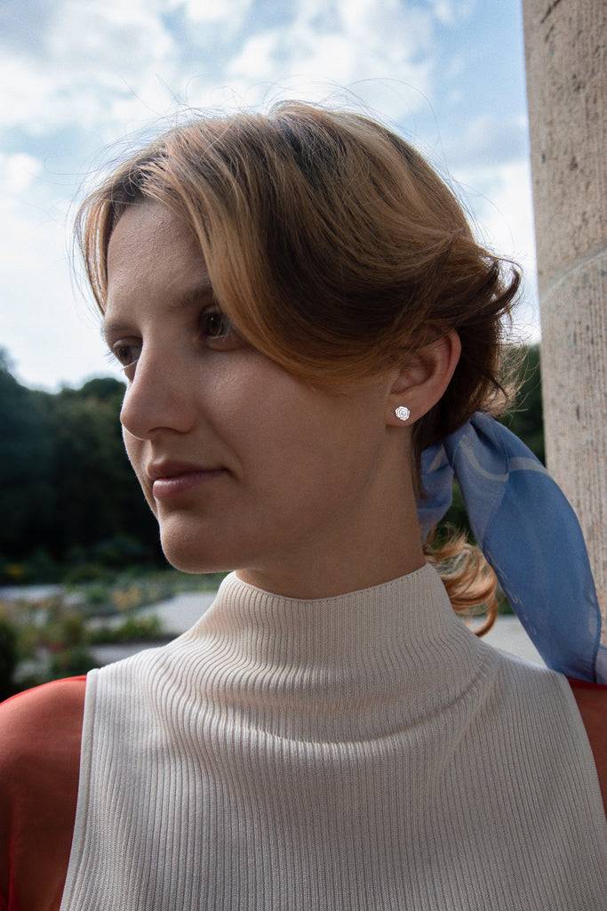 JUKSEREI ROSE EAR STUDS Räumungsverkauf