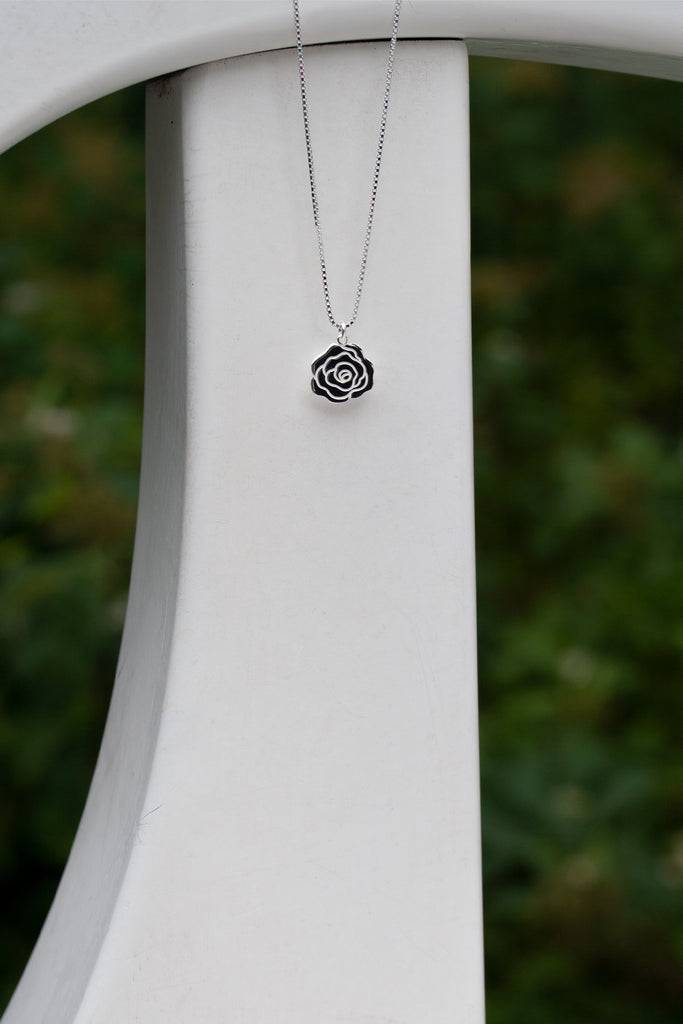 JUKSEREI ROSE NECKLACE Wochenangebot