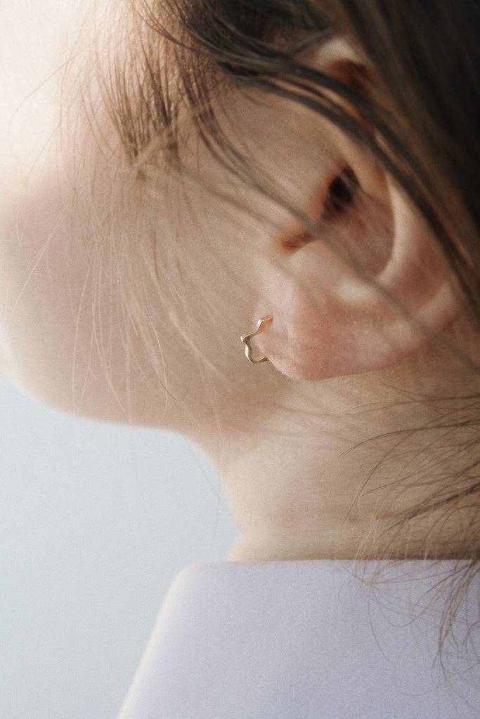 JUKSEREI PINA EAR STUD · GOLD · B-STOCK Vierteljährliche Förderung