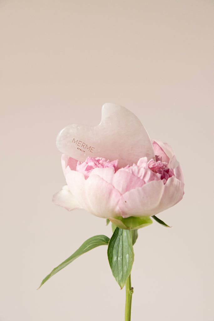 JUKSEREI MERME · ROSE QUARTZ GUA SHA zollfrei