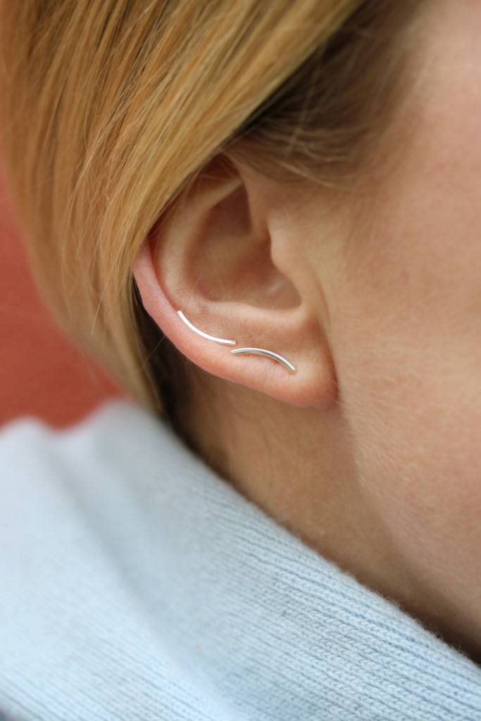 JUKSEREI CURVED EAR STUDS Begrenzt auf 3 Tage