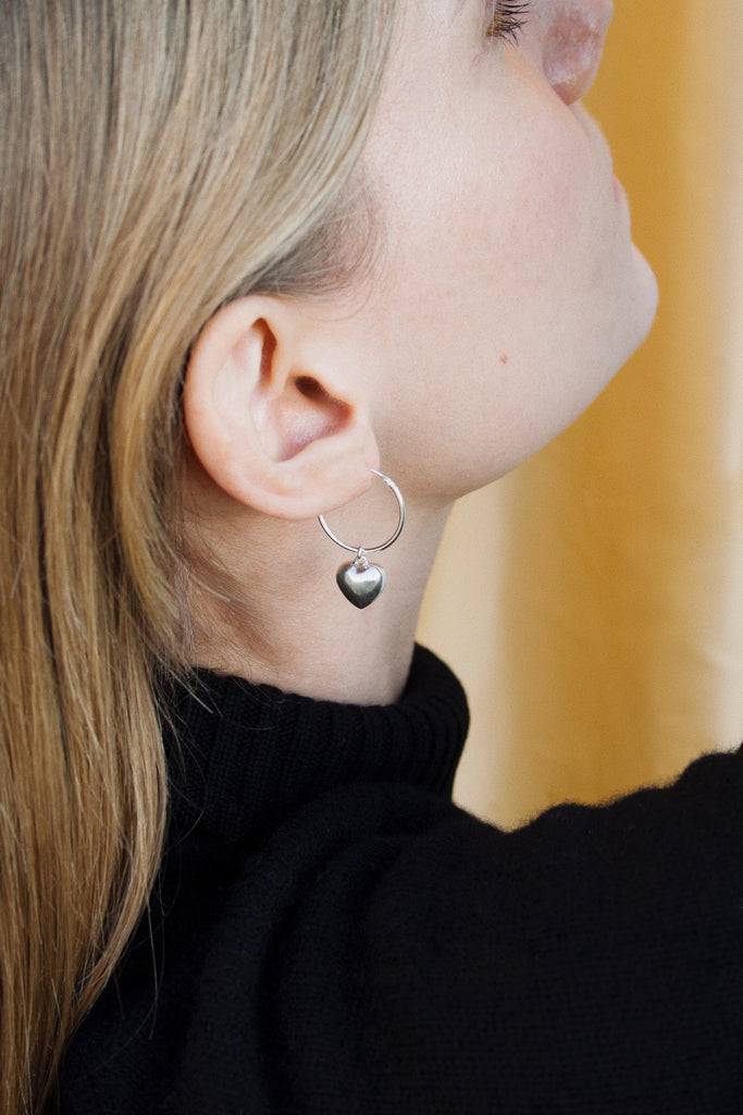JUKSEREI AMORE CHARM EARRINGS Weihnachtsangebot