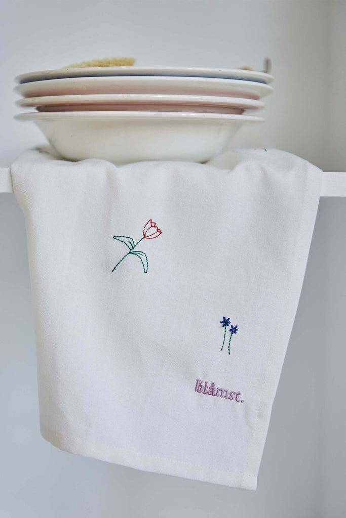 JUKSEREI BLÅMST · KITCHEN TOWEL FLOWER Kauf eins, bekomm eins gratis