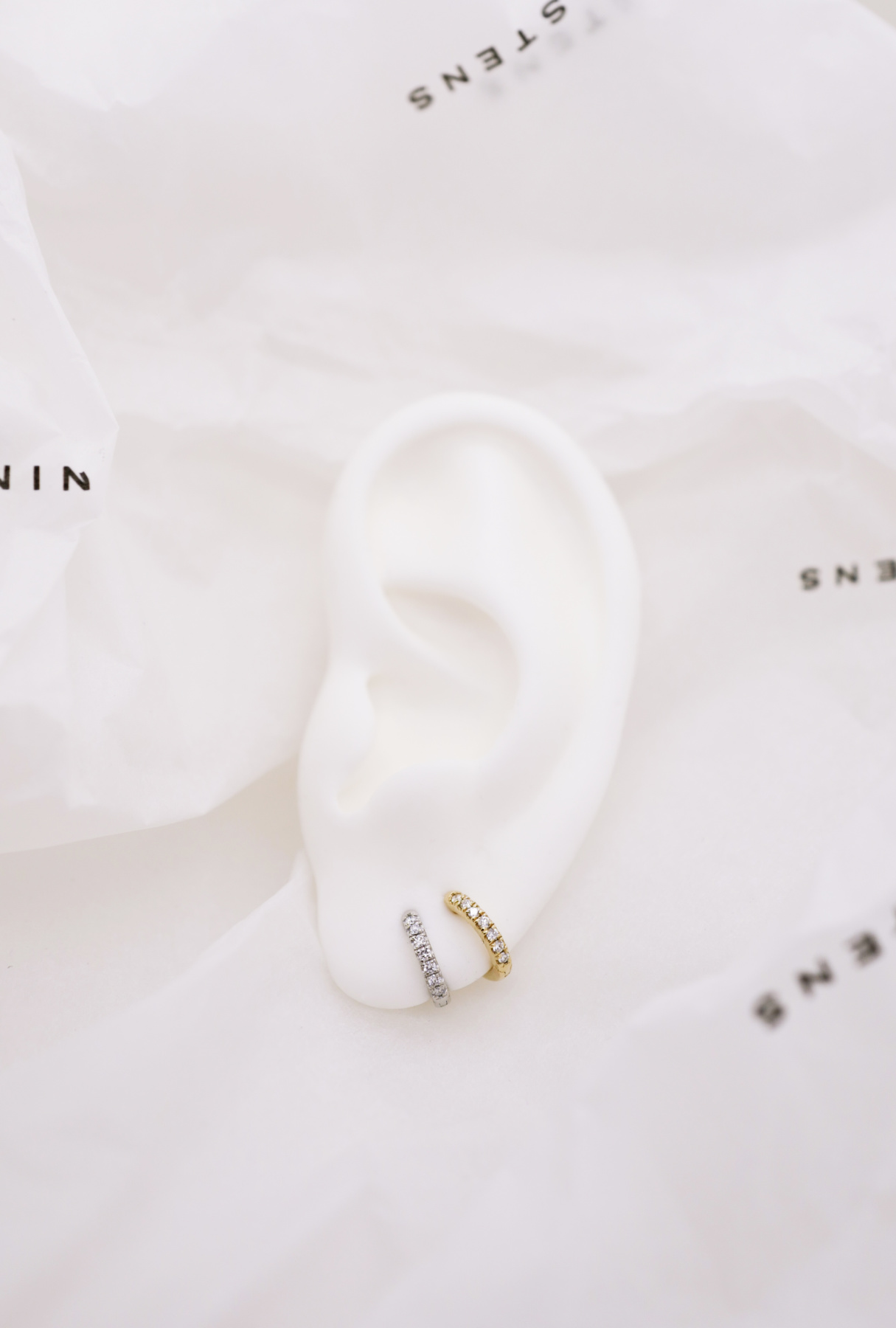 Nina Kastens Diamond Huggie White Gold 50% Rabatt für begrenzte Zeit