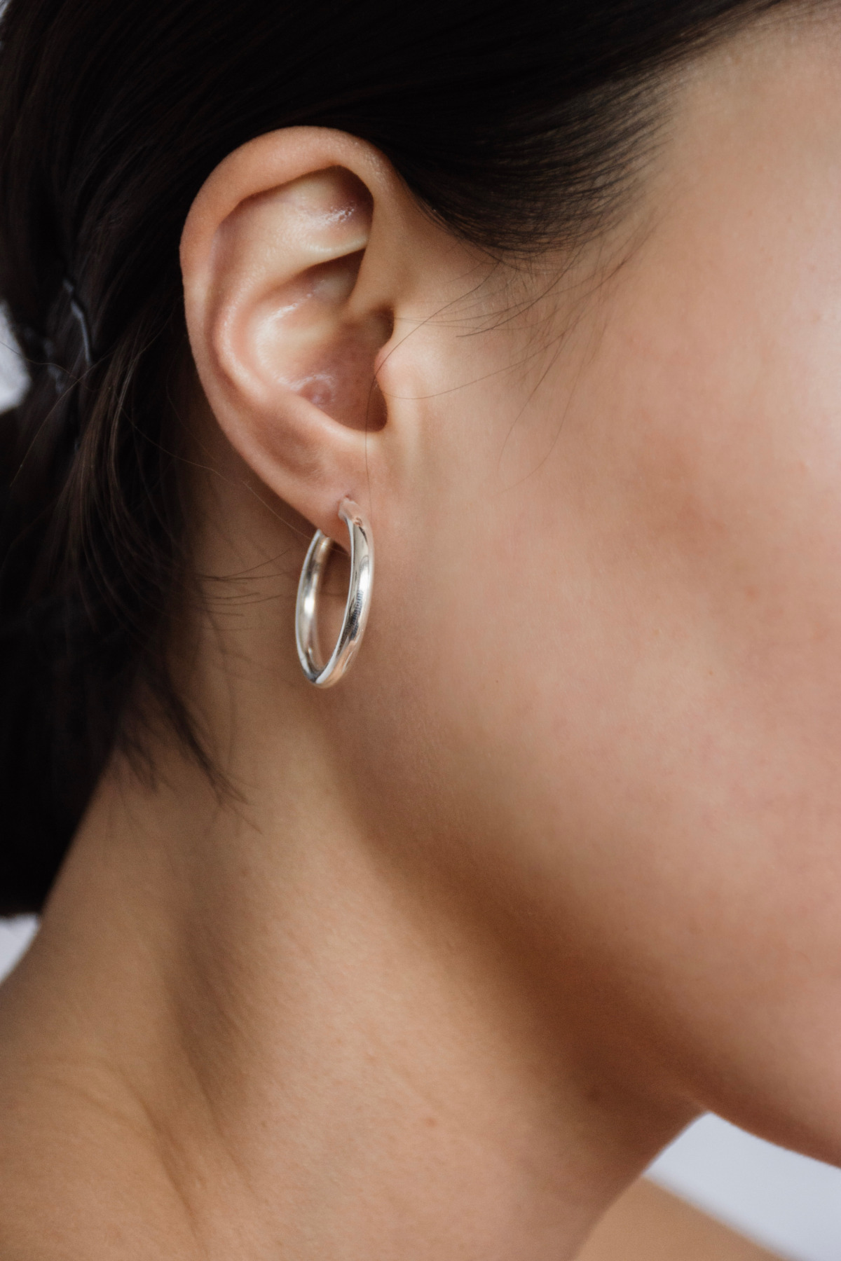 Nina Kastens Essential White Gold Hoops 2025