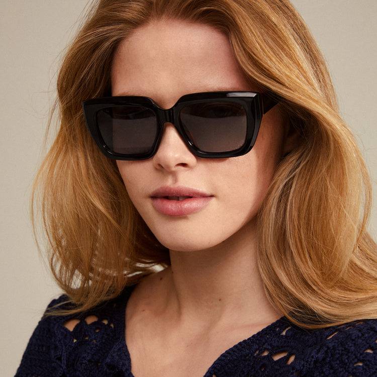 Pilgrim JOGLI Recycelte Sonnenbrille Schwarz/Gold Discount Store für neue Produkte