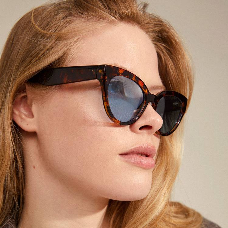 Pilgrim RAISA Recycelte Sonnenbrille Schildpatt-Braun Im Verkauf