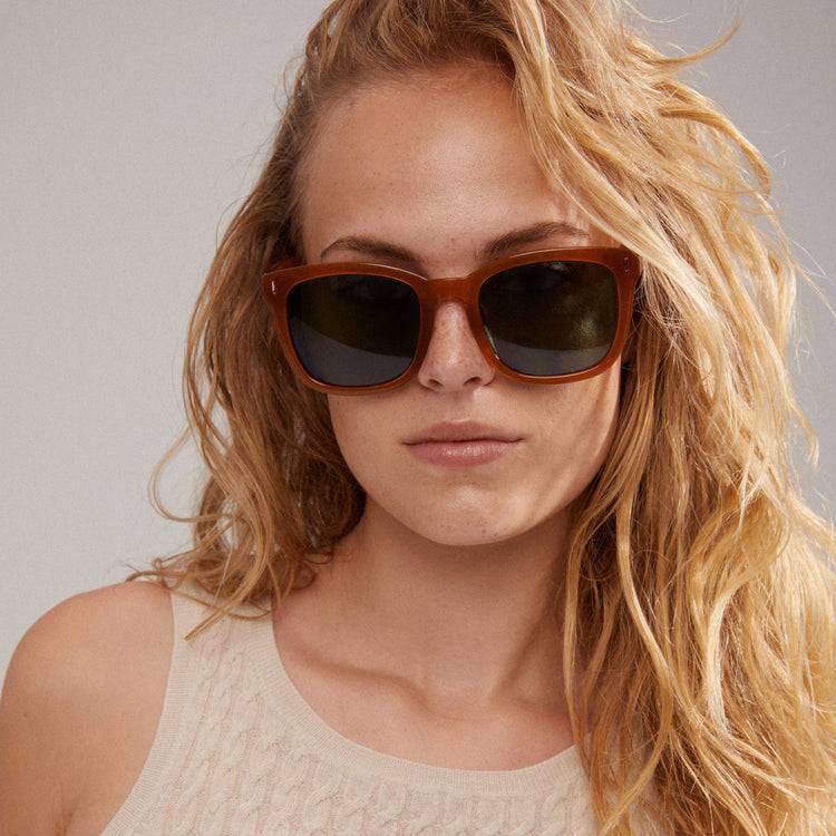 Pilgrim KATYA ikonische Retro-Sonnenbrille karamellbraun Begrenzte Freigabe
