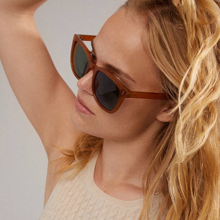Pilgrim KATYA ikonische Retro-Sonnenbrille karamellbraun Begrenzte Freigabe