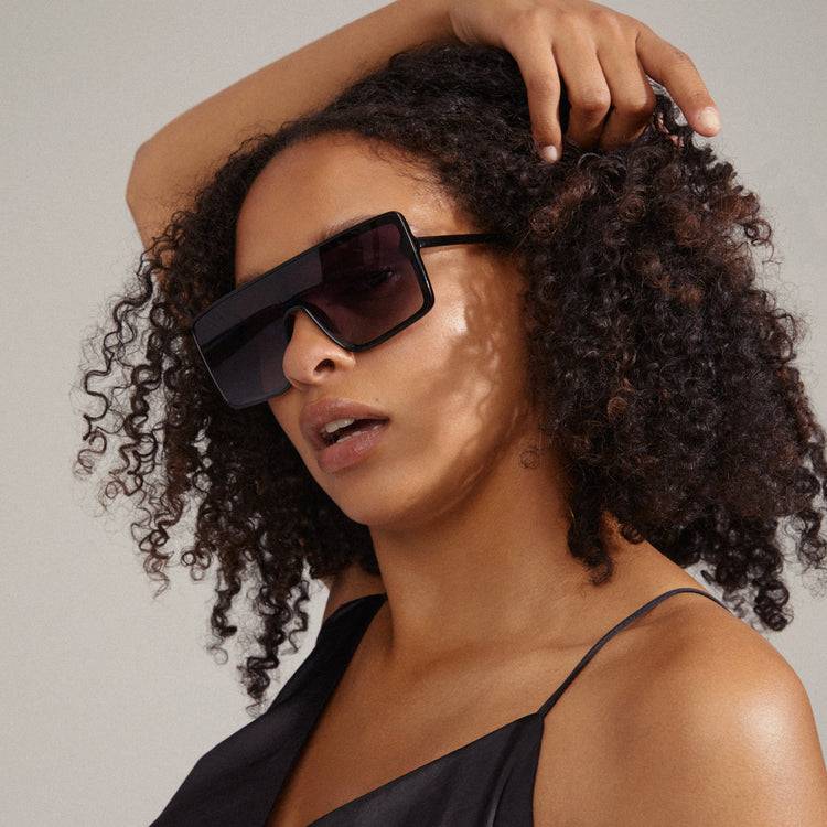 Pilgrim OCEANE eckig geformte Shield-Sonnenbrille schwarz Letzte 2 Tage