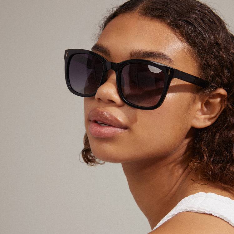 Pilgrim KATYA recycelte ikonische Retro-Sonnenbrille schwarz Nur für heute