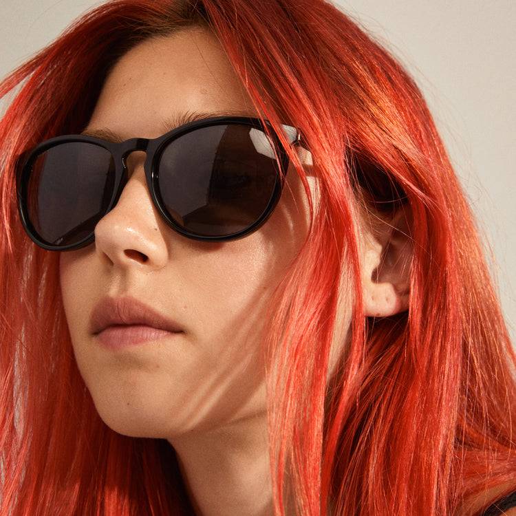 Pilgrim CAMILLA recycelte klassische Sonnenbrille schwarz Vierteljährliche Förderung