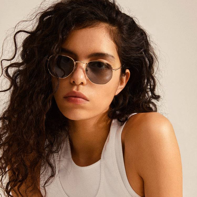 Pilgrim RYLAN Sonnenbrille Grau/Gold Riesige Rabatte