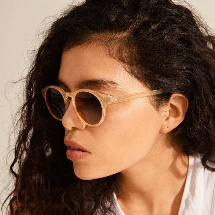 Pilgrim KYRIE klassische runde Sonnenbrille hellbeige Clearance-Verkauf