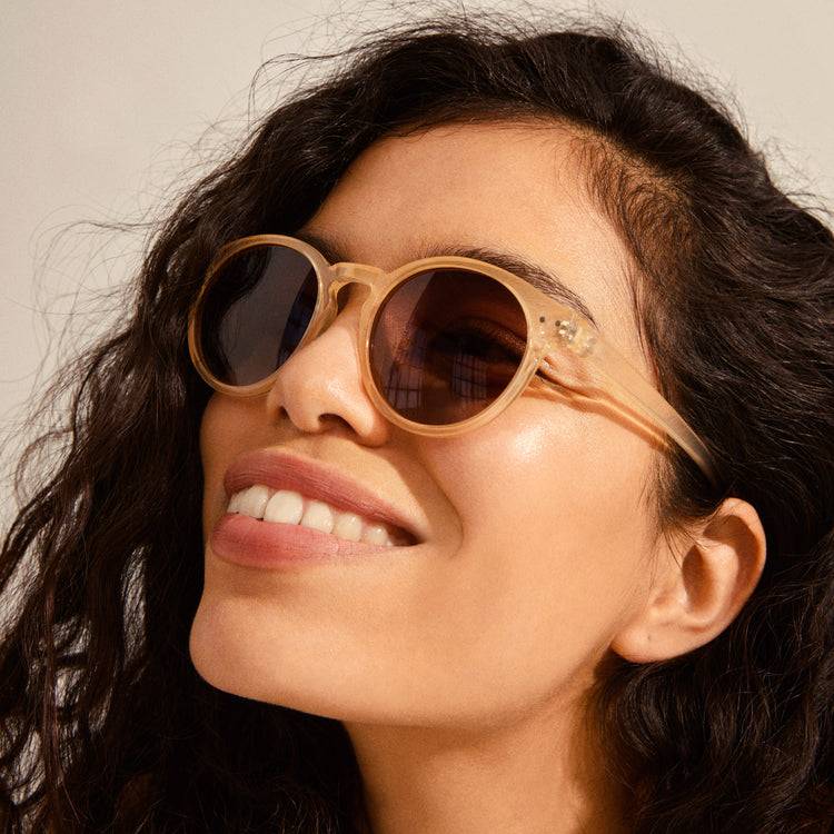 Pilgrim KYRIE klassische runde Sonnenbrille hellbeige Clearance-Verkauf