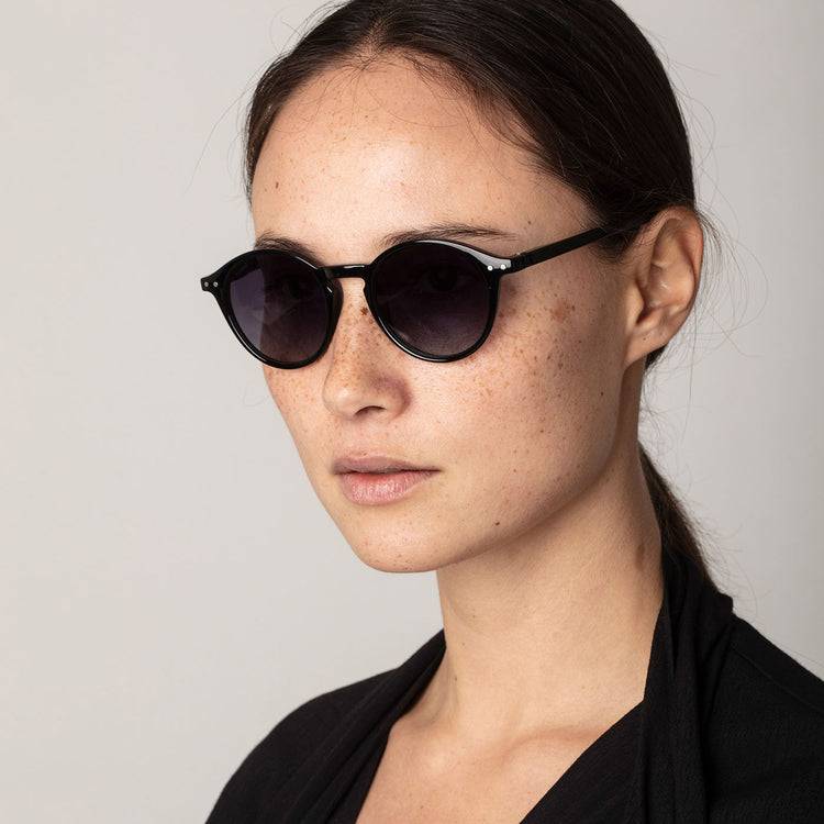 Pilgrim ROXANNE klassische runde Sonnenbrille, schwarz Valentinstagsangebot