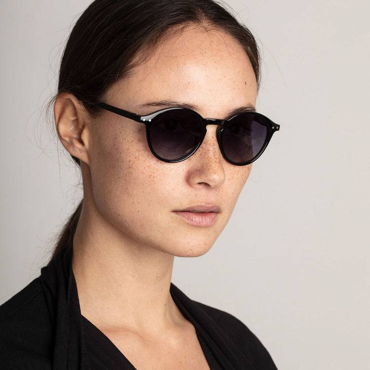 Pilgrim ROXANNE klassische runde Sonnenbrille, schwarz Valentinstagsangebot