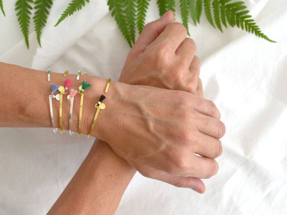 Renna Deluxe Armreif in Gold, Goldarmreif mit niedlicher Tassel im Boho-Stil Lagerräumung