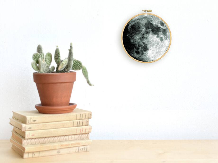 Renna Deluxe MOND _ Bild im Stickrahmen JETZT KAUFEN