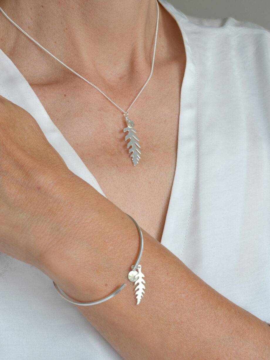 Renna Deluxe Ohrhänger mit Farnblatt in Silber Meist gekauft