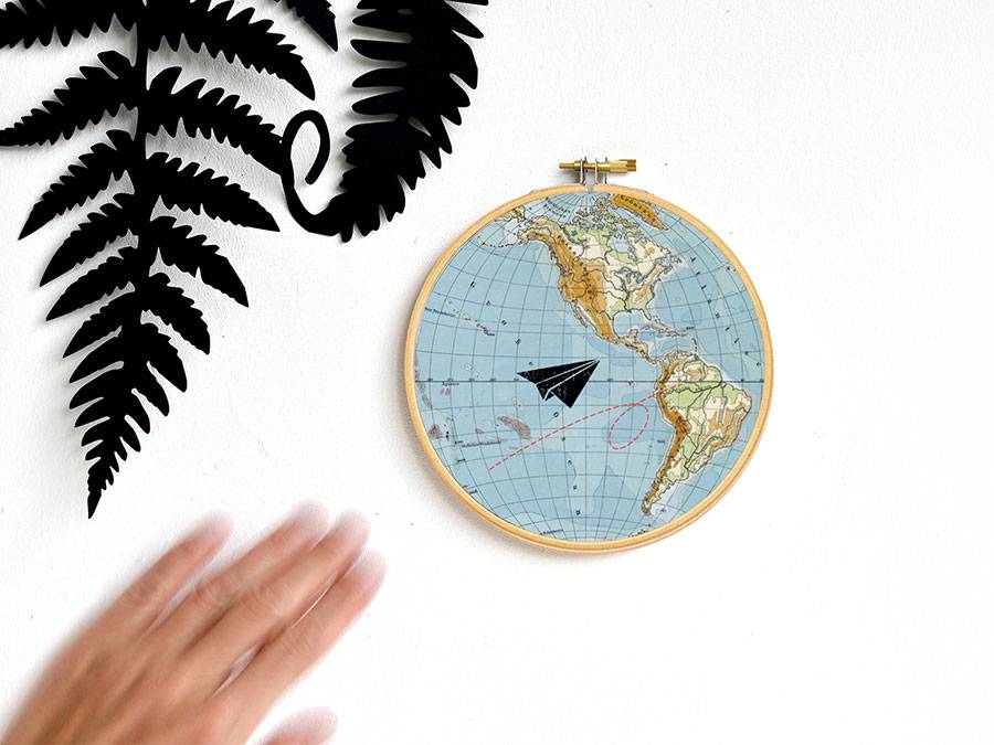 Renna Deluxe Flieger auf Weltreisen _ Bild im Stickrahmen Begrenztes Angebot