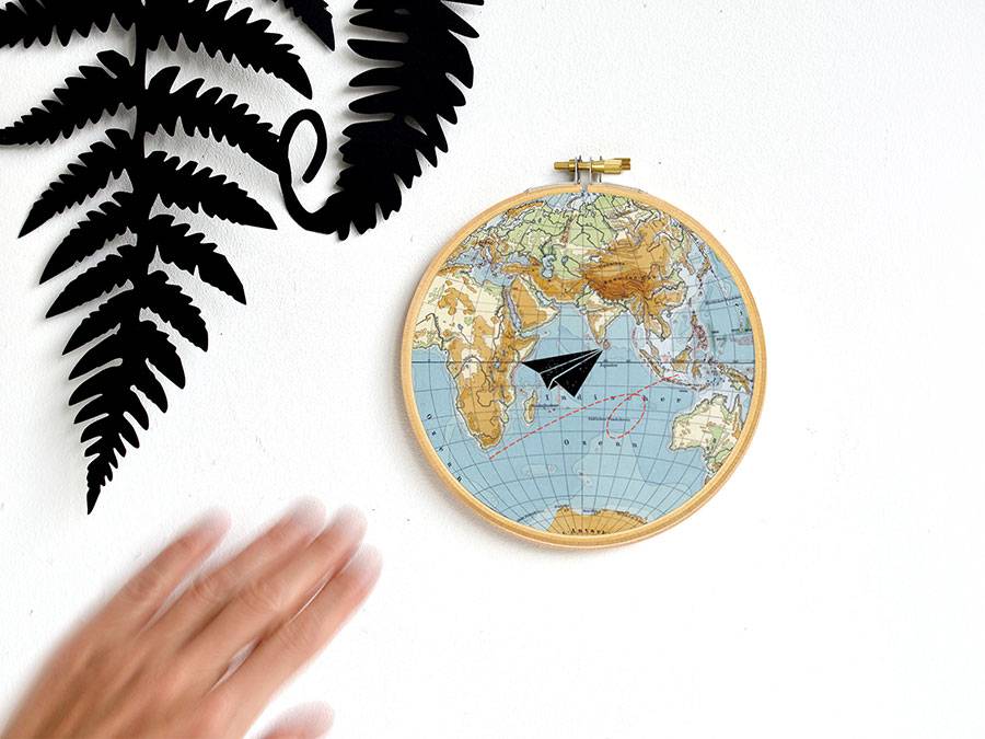 Renna Deluxe Flieger auf Weltreisen _ Bild im Stickrahmen Online Shopping