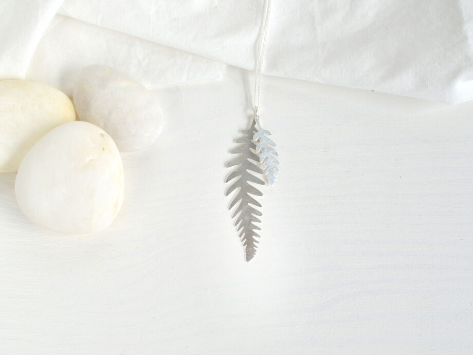 Renna Deluxe Lange Kette mit Farn Blätter in Silber Bestseller