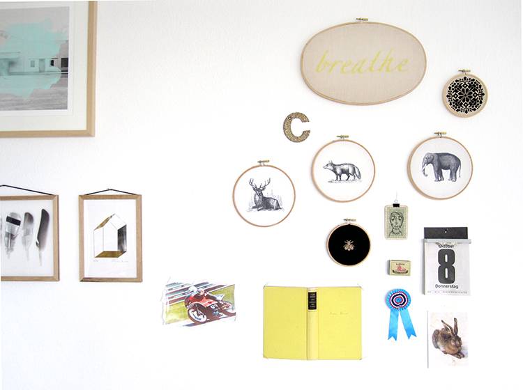 Renna Deluxe Feder in Blau _ Bild im Stickrahmen Kostenloser Versand international