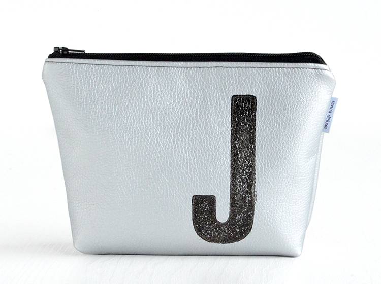 Renna Deluxe Kosmetiktasche Metallic SILBER mit Buchstabe Letzter Tag