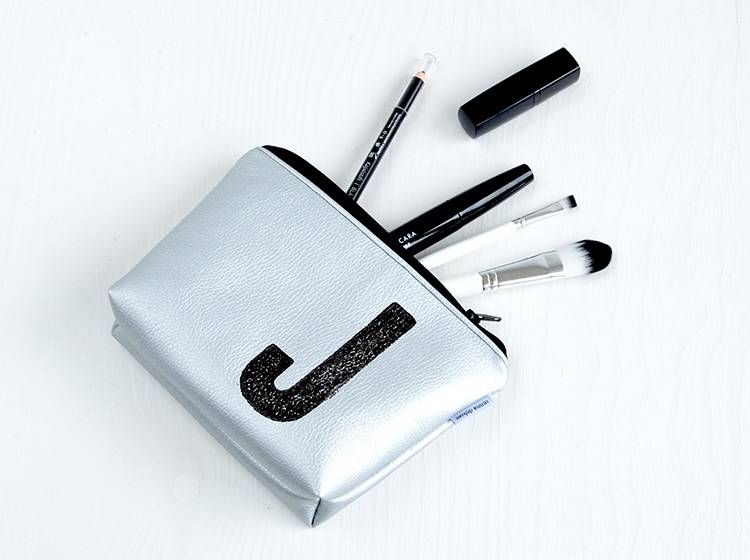 Renna Deluxe Kosmetiktasche Metallic SILBER mit Buchstabe Letzter Tag