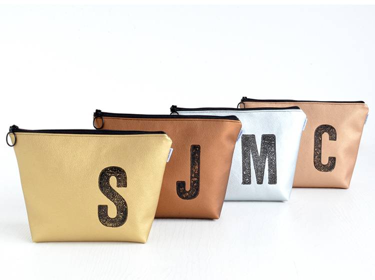 Renna Deluxe Waschtasche Metallic GOLD mit Buchstabe, vegan Speichern exportieren