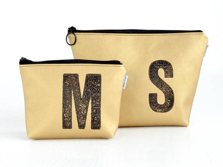 Renna Deluxe Waschtasche Metallic GOLD mit Buchstabe, vegan Speichern exportieren