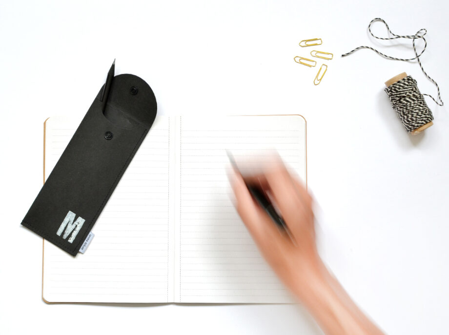 Renna Deluxe Braunes Stifteetui mit Monogramm vegan Begrenztes Angebot
