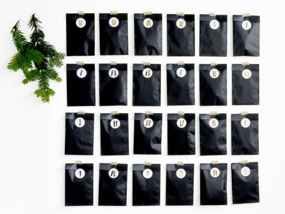 Renna Deluxe Adventskalender Gold metallic mit schwarzen Tüten Bestseller