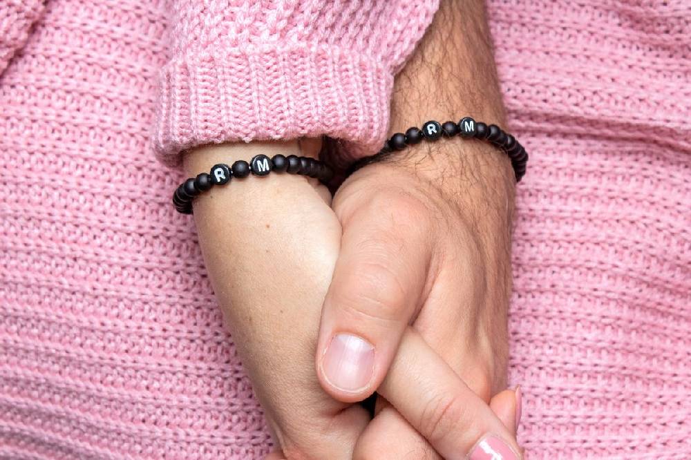 Sadingo Partnerarmband-Set aus schwarzen Acrylperlen Outlet