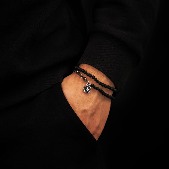 Save Brave Doppeltes Armband aus dunkelgrauen Jasperperlen & Fleur de Lys Anhänger Im Verkauf