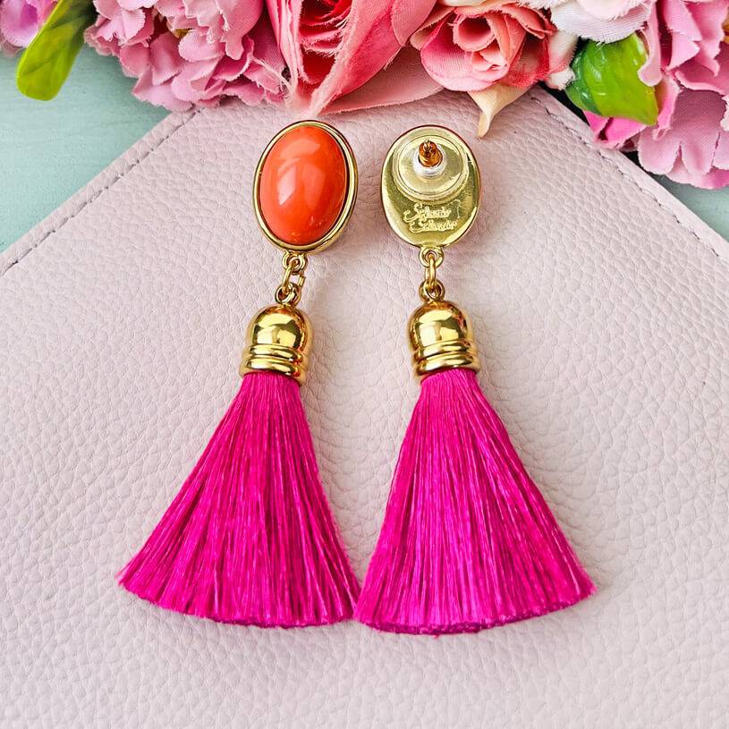 SchwesterSchwester Quasten Ohrringe als Ohrstecker in Korallenrot mit pinkfarbener Quaste von AmuseToi Weihnachtsangebot