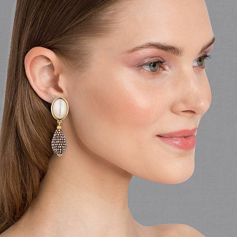 SchwesterSchwester Perlmuttfarbener Ohrstecker mit champagnerfarbenem Glitzer-Tropfen von AmuseToi Valentinstagsangebot