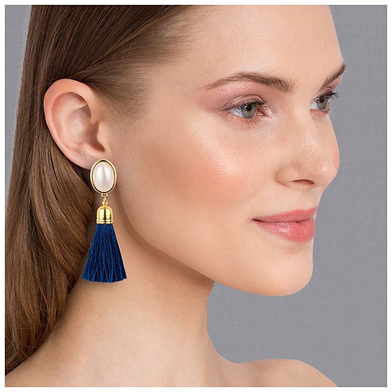 SchwesterSchwester Quasten Ohrringe als Ohrstecker in Perlmuttoptik mit marineblauer Quaste von AmuseToi Top Angebot