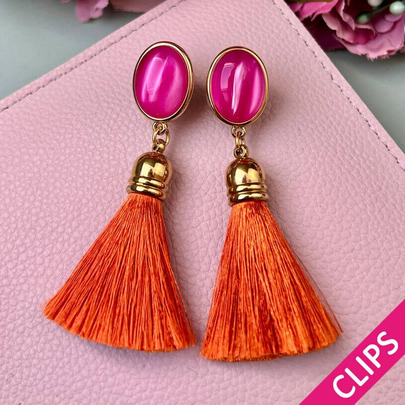 SchwesterSchwester Vergoldete Ohrclips in Pink mit Quaste in Rostorange von AmuseToi Nur noch ein Tag übrig