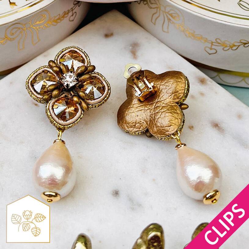 SchwesterSchwester Blüten-Soutache-Ohrclips in Gold und Champagner mit Baumwolltropfen Begrenzt auf 3 Tage