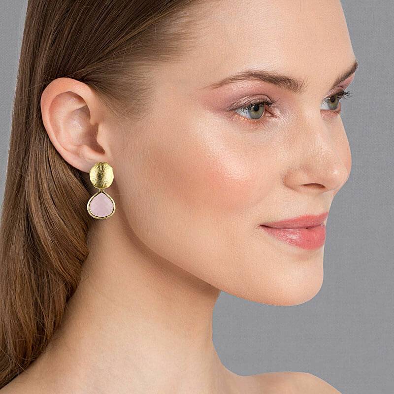 SchwesterSchwester Vergoldetes Lotusblatt als Ohrstecker mit funkelndem Tropfen in Zartrosa Flash Sale