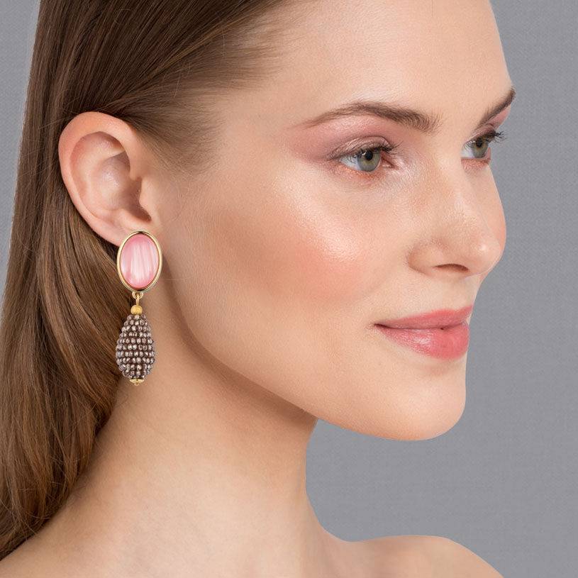 SchwesterSchwester Rosafarbene Ohrstecker mit glitzerndem champagnerfarbenem Tropfen von AmuseToi Saisonschlussverkauf