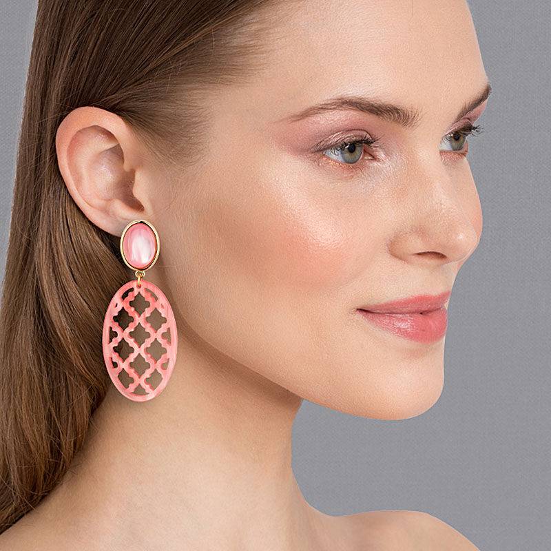 SchwesterSchwester Hellrosa Ohrstecker mit perlmutt schimmerndem Oval im Marrakesch Stil von AmuseToi Zeitlich begrenztes Angebot