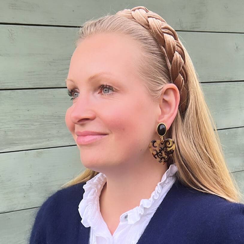 SchwesterSchwester Schöne Herz-Ohrringe mit schwarzen Ohrsteckern und Herz-Ornamenten in Schildpattfarben Räumungsverkauf