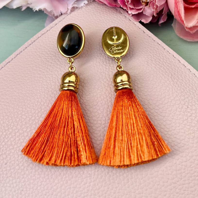 SchwesterSchwester Quasten Ohrringe als Ohrstecker in Schildpatt mit Quaste in Orange von AmuseToi Tägliche Deals
