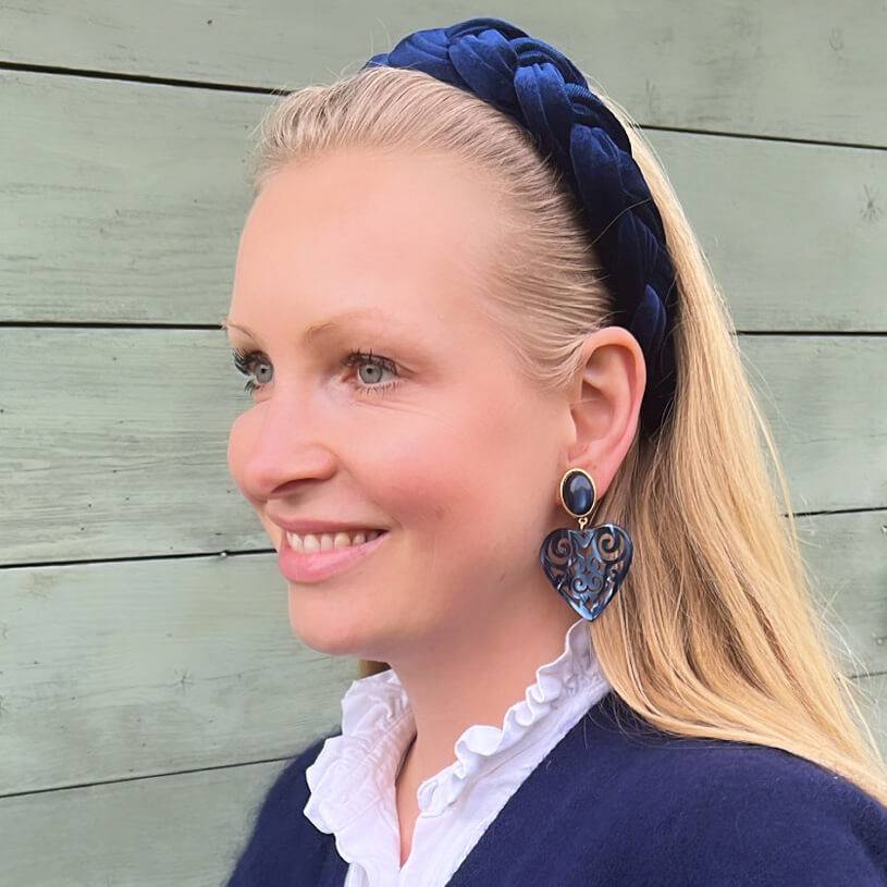 SchwesterSchwester Schöne Herz-Ohrringe mit dunkelblauen Ohrsteckern und schimmernden Herz-Ornamenten von AmuseToi JETZT KAUFEN