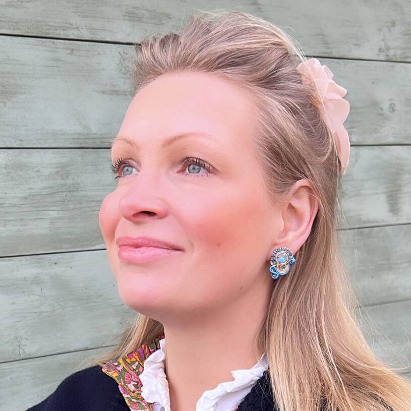 SchwesterSchwester Kleine Soutache-Ohrringe in Blautönen und Gold Vierteljährliche Förderung