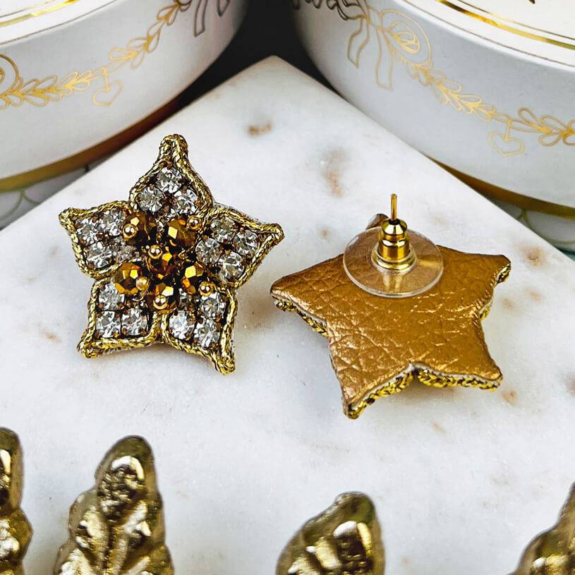 SchwesterSchwester Süße Blumen-Soutache-Ohrringe in Gold Nur noch ein Tag übrig